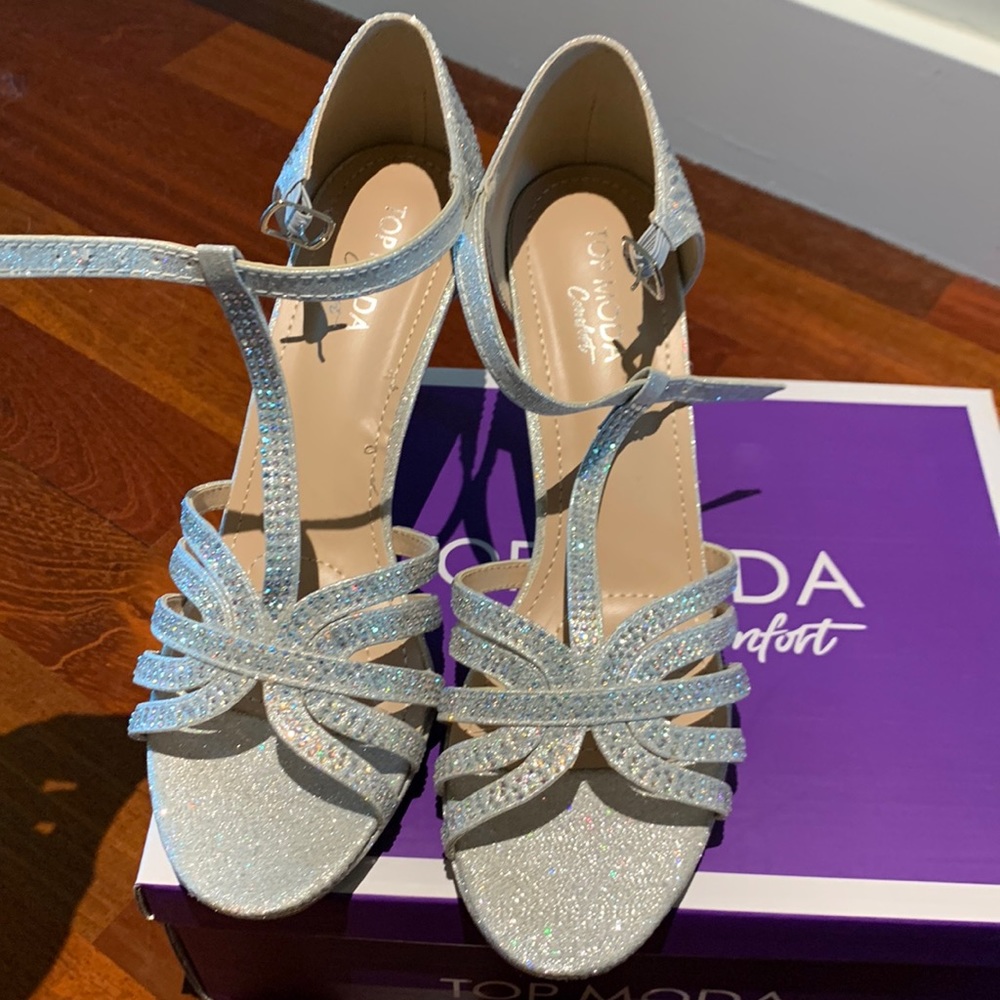NWT Cinderella Slippers